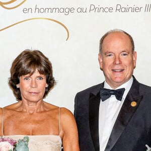 Elle est également la soeur de l'actuel souverrain monégasque, le prince Albert II
Le prince Albert II de Monaco, la princesse Stéphanie de Monaco au photocall du Bal du Centenaire en hommage au Prince Rainier III à l'atrium du Casino de Monte-Carlo à Monaco, le 20 octobre 2023. © Jean-Charles Vinaj/Pool Monaco/Bestimage 