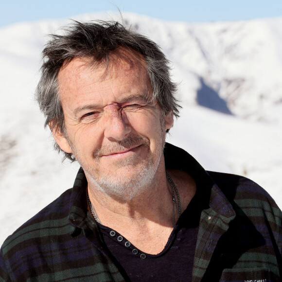 Jean-Luc Reichmann découvre la station de Luchon et rencontre de jeunes skieurs. Il présente sa série " Leo Mattéi, brigade des mineurs" lors de la 25ème Edition du Festival TV de Luchon, France. Le 4 Fevrier 2023. © Patrick Bernard / Bestimage