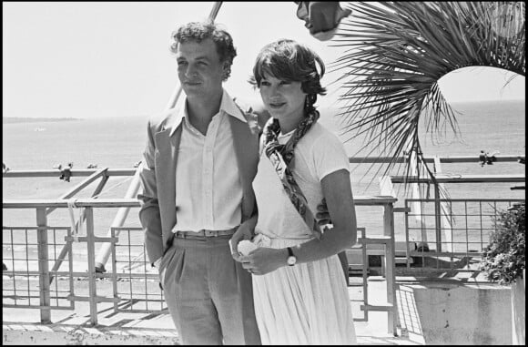 


Philippe Léotard et sa compagne Nathalie Baye au Festival de Cannes pour "La Communion solennelle" en 1977


