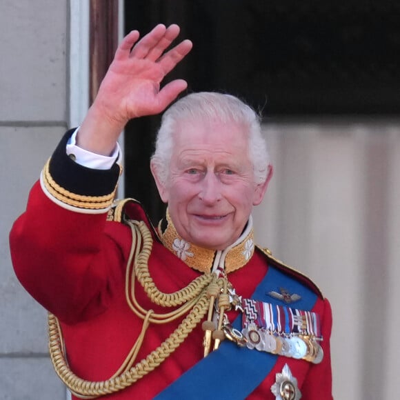 Le roi Charles III est face à un casse-tête…
Le roi Charles III d'Angleterre - Les membres de la famille royale britannique au balcon du Palais de Buckingham lors de la parade militaire "Trooping the Colour" à Londres © Julien Burton / Bestimage