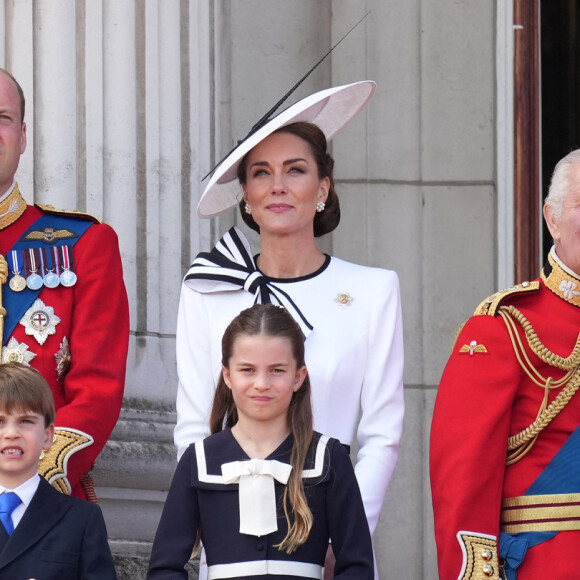 Le prince George, le prince Louis, la princesse Charlotte, le prince William, prince de Galles, Catherine Kate Middleton, princesse de Galles, le roi Charles III d'Angleterre, la reine consort Camilla - Les membres de la famille royale britannique au balcon du Palais de Buckingham lors de la parade militaire "Trooping the Colour" à Londres le 15 juin 2024 © Julien Burton / Bestimage