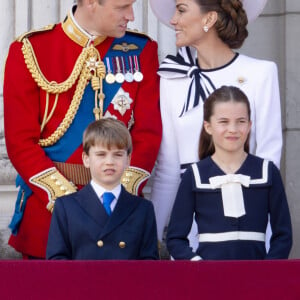 Le prince George, le prince Louis, la princesse Charlotte, le prince William, prince de Galles, Catherine Kate Middleton, princesse de Galles, le roi Charles III d'Angleterre, la reine consort Camilla - Les membres de la famille royale britannique au balcon du Palais de Buckingham lors de la parade militaire "Trooping the Colour" à Londres le 15 juin 2024 © Julien Burton / Bestimage