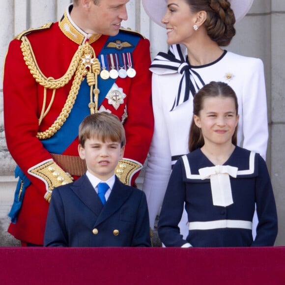 Le prince George, le prince Louis, la princesse Charlotte, le prince William, prince de Galles, Catherine Kate Middleton, princesse de Galles, le roi Charles III d'Angleterre, la reine consort Camilla - Les membres de la famille royale britannique au balcon du Palais de Buckingham lors de la parade militaire "Trooping the Colour" à Londres le 15 juin 2024 © Julien Burton / Bestimage