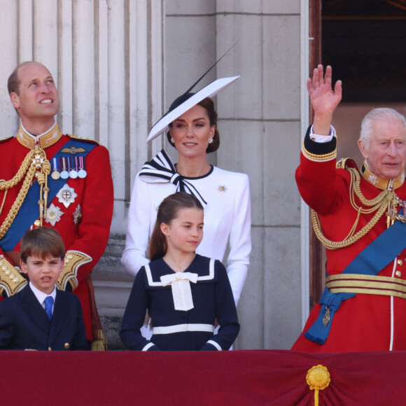 Le prince William, prince de Galles, Catherine (Kate) Middleton, princesse de Galles, le prince George de Galles, le prince Louis de Galles, la princesse Charlotte de Galles, le roi Charles III d'Angleterre, Camilla Parker Bowles, reine consort d'Angleterre et Sophie Rhys-Jones, duchesse d'Edimbourg - Les membres de la famille royale britannique au balcon du Palais de Buckingham lors de la parade militaire "Trooping the Colour" à Londres, Royaume Uni, le 15 juin 2024. © Ian Vogler/MirrorPix/Bestimage