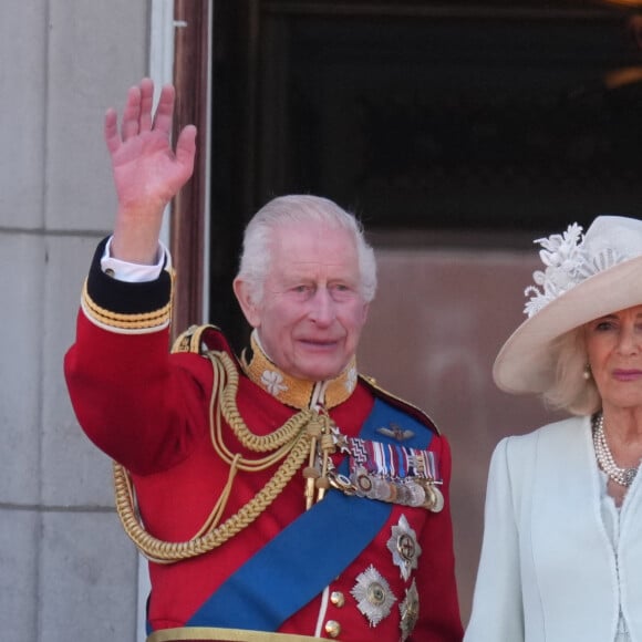 Le roi Charles III d'Angleterre et Camilla Parker Bowles, reine consort d'Angleterre - Les membres de la famille royale britannique au balcon du Palais de Buckingham lors de la parade militaire "Trooping the Colour" à Londres, Royaume Uni, le 15 juin 2024. © Julien Burton/Bestimage