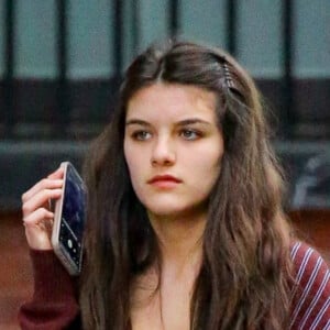 Exclusif - Suri Cruise, qui fêtera ses 18 ans le 18 avril, se promène dans le quartier Soho à New York avec des amis le 14 avril 2024. 