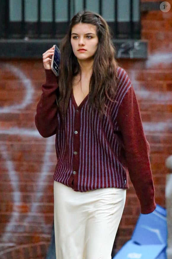 Exclusif - Suri Cruise, qui fêtera ses 18 ans le 18 avril, se promène dans le quartier Soho à New York avec des amis le 14 avril 2024. 