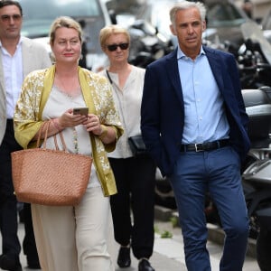 Paul Belmondo et sa femme Luana - Mariage de Claude Lelouch à la mairie du 18ème à Paris. Le 17 juin 2023