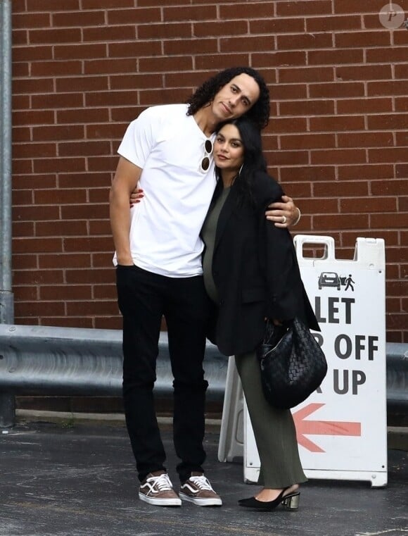 Après des mois de rumeurs, elle a confirmé attendre son premier enfant avec Cole Tucker, son mari. 
Vanessa Hudgens arrive au Funke à Beverly Hills pour déjeûner avec son compagnon Cole Tucker. 