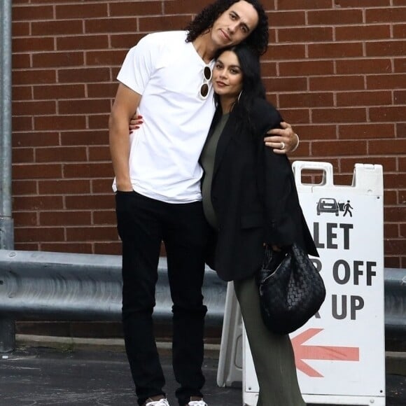 Après des mois de rumeurs, elle a confirmé attendre son premier enfant avec Cole Tucker, son mari. 
Vanessa Hudgens arrive au Funke à Beverly Hills pour déjeûner avec son compagnon Cole Tucker. 