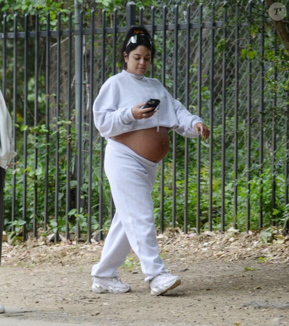 Vanessa Hudgens, 35 ans, se balade enceinte à Los Angeles.