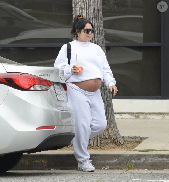 Vanessa Hudgens, 35 ans, se balade enceinte à Los Angeles.