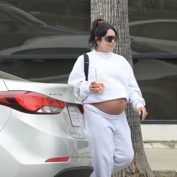 Vanessa Hudgens, 35 ans, se balade enceinte à Los Angeles.