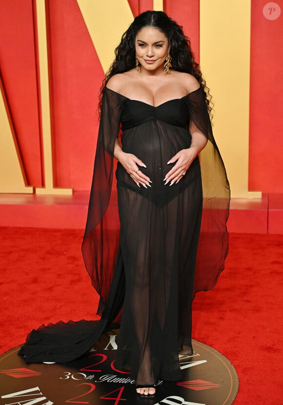 Vanessa Hudgens enceinte lors de la soirée des Oscars Vanity Fair 2024 organisée par Radhika Jones au Wallis Annenberg Center for the Performing Arts à Beverly Hills, Los Angeles, Californie, Etats-Unis, le 10 mars 2024.