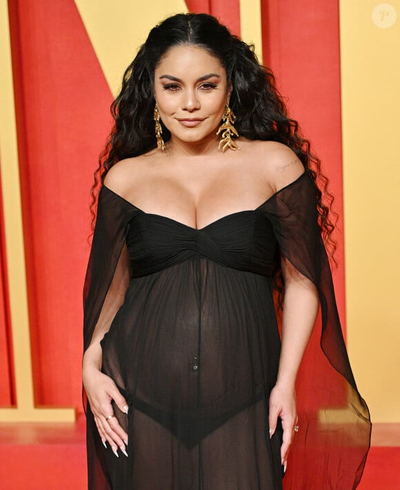 Vanessa Hudgens enceinte lors de la soirée des Oscars Vanity Fair 2024 organisée par Radhika Jones au Wallis Annenberg Center for the Performing Arts à Beverly Hills, Los Angeles, Californie, Etats-Unis, le 10 mars 2024. 
