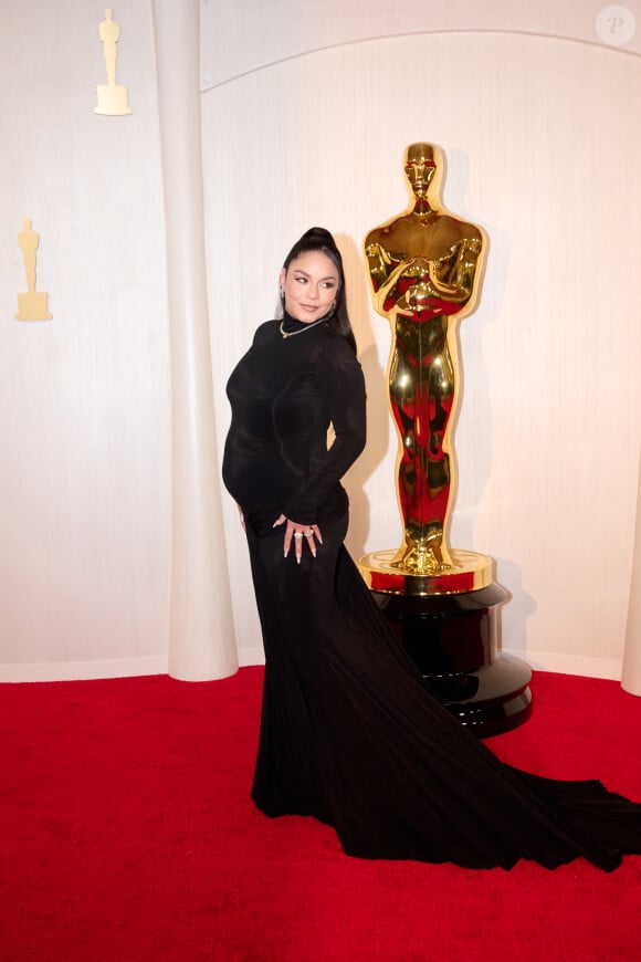 La jeune femme a créé la surprise en mars dernier sur le tapis rouge des Oscars. 
Vanessa Hudgens - Photocall des invités à la 96ème cérémonie des Oscars au Dolby Theater à Hollywood le 10 mars 2024.