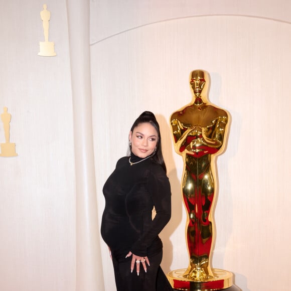 La jeune femme a créé la surprise en mars dernier sur le tapis rouge des Oscars. 
Vanessa Hudgens - Photocall des invités à la 96ème cérémonie des Oscars au Dolby Theater à Hollywood le 10 mars 2024.