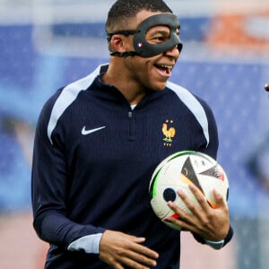 Kylian Mbappé - Echauffement de l'équipe de France avant la rencontre de l'Euro 2024 France - Pays-Bas (0-0) au stade de Leipzig, le 21 juin 2024. © Elyxandro Cegarra / Panoramic / Bestimage