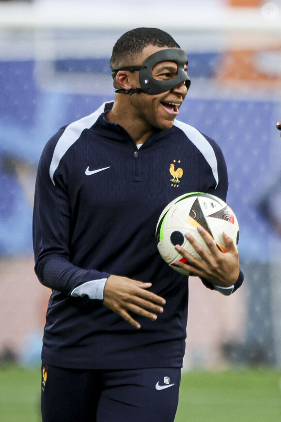 Kylian Mbappé - Echauffement de l'équipe de France avant la rencontre de l'Euro 2024 France - Pays-Bas (0-0) au stade de Leipzig, le 21 juin 2024. © Elyxandro Cegarra / Panoramic / Bestimage