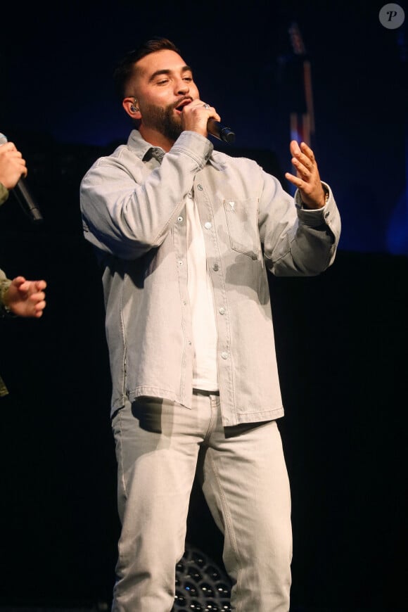 "En pleine forme", comme l'indique la légende qui accompagne les photos, le papa de Eva Alba est apparu aminci et a posé pour quelques clichés après avoir acheté des soles fraîches
Kendji Girac au Concert "Corsu Mezu Mezu" à la Défense Arena à Paris, le 28 octobre 2023