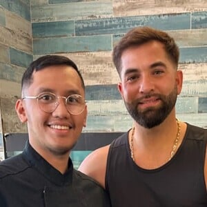 L'établissement spécialisé en poissonnerie a ainsi publié quelques clichés de la star de la chanson avec ses fans sur les réseaux sociaux.
Kendji Girac pose avec des fans sur le compte Instagram du restaurant Chez Mo-Albert 1er à Antibes