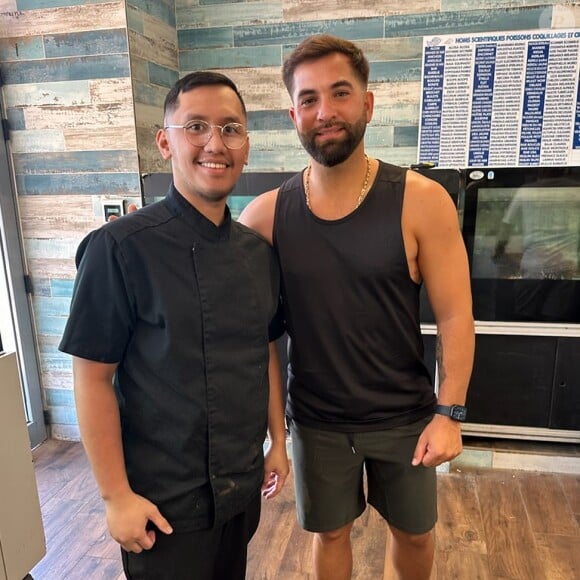 L'établissement spécialisé en poissonnerie a ainsi publié quelques clichés de la star de la chanson avec ses fans sur les réseaux sociaux.
Kendji Girac pose avec des fans sur le compte Instagram du restaurant Chez Mo-Albert 1er à Antibes