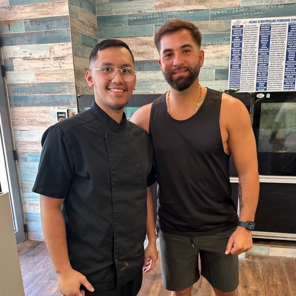 L'établissement spécialisé en poissonnerie a ainsi publié quelques clichés de la star de la chanson avec ses fans sur les réseaux sociaux.
Kendji Girac pose avec des fans sur le compte Instagram du restaurant Chez Mo-Albert 1er à Antibes