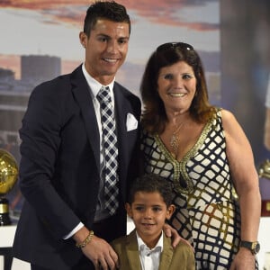 Le Portugais est le fils de Maria Dolores, 69 ans
 
Cristiano Ronaldo son fils Cristiano Jr et sa mère Maria Dolores dos Santos Aveiro - Cristiano Ronaldo reçoit un prix pour son record de buts en Champions League au stade Santiago Bernabeu à Madrid, le 2 octobre 2015.