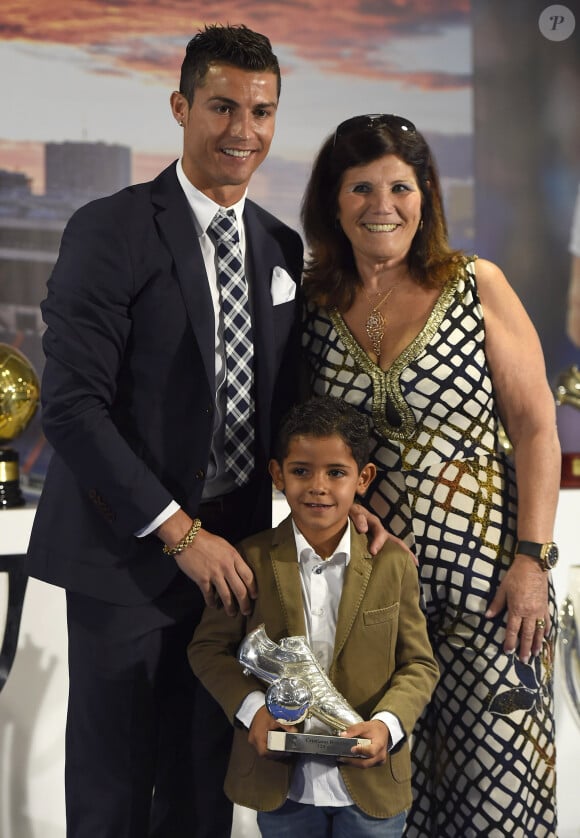 Le Portugais est le fils de Maria Dolores, 69 ans
 
Cristiano Ronaldo son fils Cristiano Jr et sa mère Maria Dolores dos Santos Aveiro - Cristiano Ronaldo reçoit un prix pour son record de buts en Champions League au stade Santiago Bernabeu à Madrid, le 2 octobre 2015.