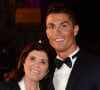 La mère de Cristiano Ronaldo, businesswoman redoutable
 
Cristiano Ronaldo avec sa mère Maria Dolores dos Santos Aveiro et son fils Cristiano Ronaldo Jr - Première du film "Ronaldo" à Londres. Déclinée sous toutes les coutures, la marque mondiale Ronaldo, du nom de la star portugaise du Real Madrid, propose désormais un documentaire éponyme.