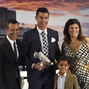 Jorge Mendes, Cristiano Ronaldo son fils Cristiano Jr et sa mère Maria Dolores dos Santos Aveiro - Cristiano Ronaldo reçoit un prix pour son record de buts en Champions League au stade Santiago Bernabeu à Madrid, le 2 octobre 2015.