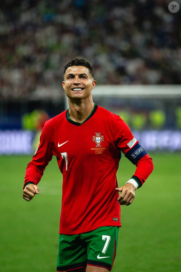 La mère de Cristiano Ronaldo "réalise moult publicités, a investi dans l'immobilier, a sorti une biographie", comme l'indique Le Parisien
 
Le Portugal s'est imposé face à la Slovevie en huitièmes de finale de l'Euro 2024 lors de la séance de penaltie à Francfort le 1er juillet 2024.