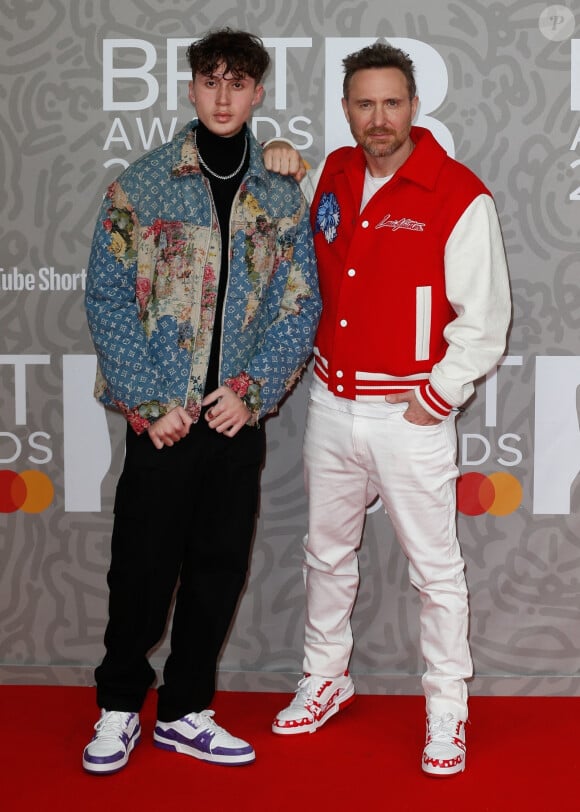 David Guetta et son fils Elvis au photocall de la cérémonie des Brit Awards 2023 à l'O2 Arena à Londres le 11 février 2023.