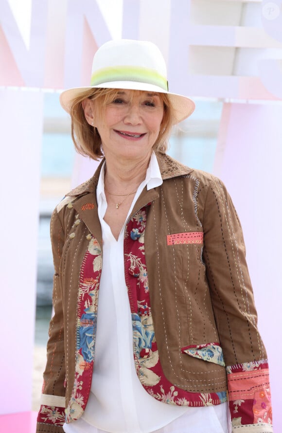 Marie-Anne Chazel lors du photocall de 'Broceliande' sur la plage du Majestic lors de la 7eme saison de 'CanneSeries' à Cannes le 7 Avril 2024 Denis Guignebourg/BestImage 