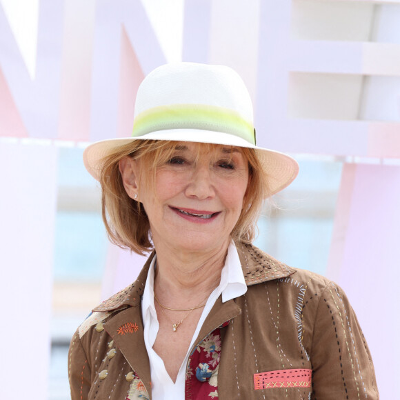 Marie-Anne Chazel lors du photocall de 'Broceliande' sur la plage du Majestic lors de la 7eme saison de 'CanneSeries' à Cannes le 7 Avril 2024 Denis Guignebourg/BestImage 