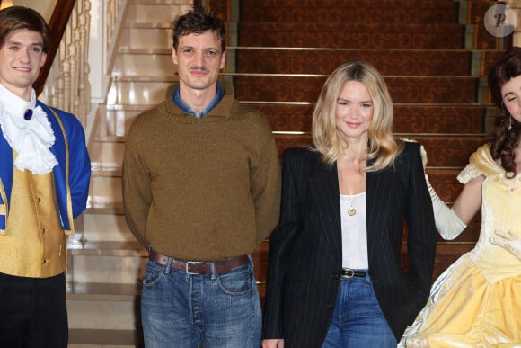 Niels Schneider et Virginie Efira posent pour le tapis rouge dans le hall du Disneyland Hôtel lors de la célébration de sa réouverture le 3 février 2024 à Paris. Jérôme Domine/ABACAPRESS.COM