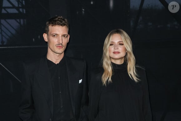 Niels Schneider et Virginie Efira assistent au défilé Saint Laurent Womenswear printemps/été 2024 dans le cadre de la semaine de la mode à Paris, le 26 septembre 2023. ABACAPRESS.COM