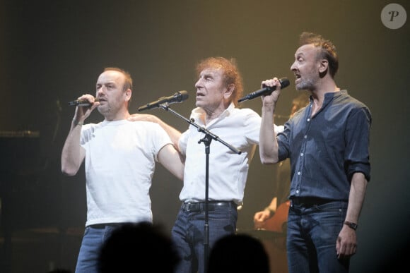 Le chanteur Alain Souchon sur scene en concert a Bruxelles, Belgique, le 30 avril 2022. Alain Souchon et ses deux fils Pierre et Charles, dit Ours - Photo by Monasse T/ANDBZ/ABACAPRESS.COM