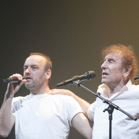 Le chanteur Alain Souchon sur scene en concert a Bruxelles, Belgique, le 30 avril 2022. Alain Souchon et ses deux fils Pierre et Charles, dit Ours - Photo by Monasse T/ANDBZ/ABACAPRESS.COM