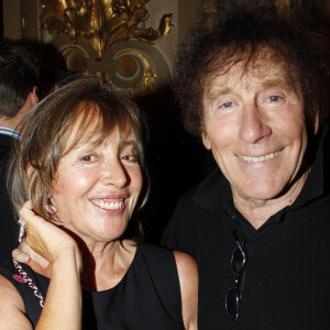 Alain Souchon et ses fils Pierre et Charles sont sur scène, mais dans l'ombre, quelqu'un veille...
Alain Souchon et sa femme Françoise - 6eme Gala de L'IFRAD au profit de la maladie d'alzheimer à l'opéra comique "2 générations chantent pour la 3eme".