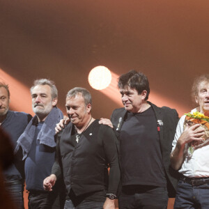 Le chanteur Alain Souchon sur scene en concert a Bruxelles, Belgique, le 30 avril 2022. Alain Souchon et son equipe dont ses deux fils Pierre et Charles, dit Ours