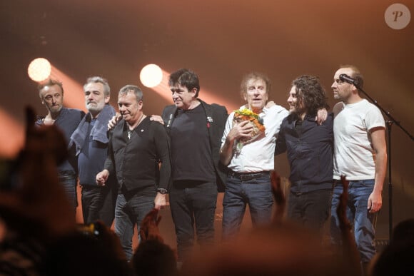 Le chanteur Alain Souchon sur scene en concert a Bruxelles, Belgique, le 30 avril 2022. Alain Souchon et son equipe dont ses deux fils Pierre et Charles, dit Ours