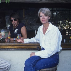 Archives - En France, en Corse, Michel Denisot chez Jacques Dutronc et Françoise Hardy en juillet 1988.