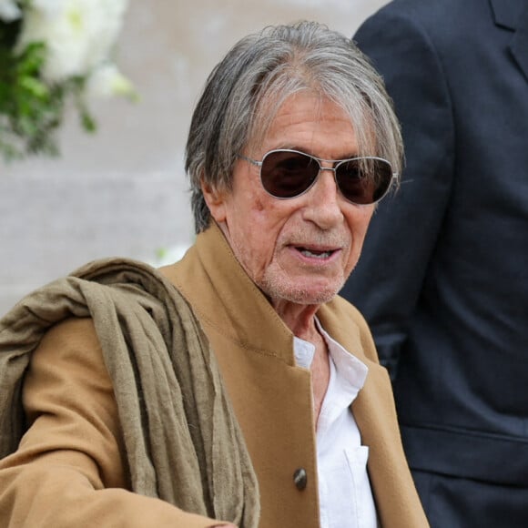 Il a d'ailleurs assisté aux funérailles de la chanteuse le jeudi 20 juin 2024 à Paris
Jacques Dutronc et sa compagne Sylvie Duval - Sortie des obsèques de l'auteure-compositrice-interprète et actrice française Françoise Hardy au crématorium du cimetière du Père-Lachaise à Paris, France, le 20 juin 2024. © Jacovides-Moreau/Bestimage 