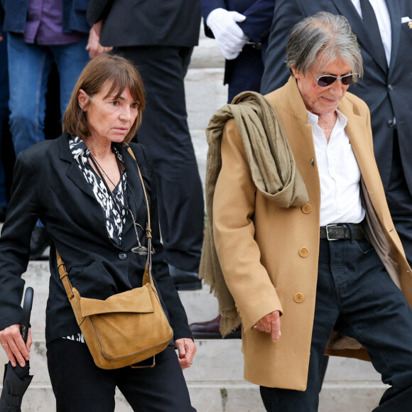 Jacques Dutronc a pu compter sur sa compagne Sylvie Duval pour l'épauler durant cette épreuve
Jacques Dutronc et sa compagne Sylvie Duval - Sortie des obsèques de l'auteure-compositrice-interprète et actrice française Françoise Hardy au crématorium du cimetière du Père-Lachaise à Paris, France, le 20 juin 2024. © Jacovides-Moreau/Bestimage 