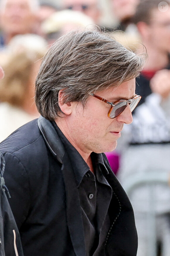 Thomas Dutronc - Arrivées aux obsèques de l'auteure-compositrice-interprète et actrice française Françoise Hardy au crématorium du cimetière du Père-Lachaise à Paris, France, le 20 juin 2024. © Jacovides-Moreau/Bestimage 