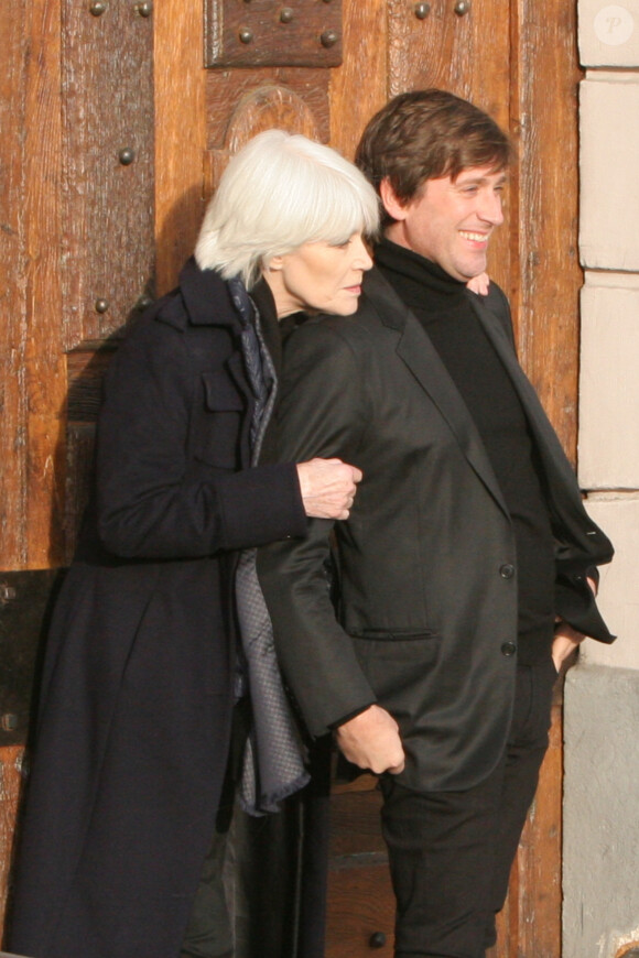 Exclusif - Françoise Hardy et son fils Thomas Dutronc se baladent le long des quais de l'Île Saint-Louis à Paris, France, le 2 novembre 2016. Françoise Hardy se dévoile dans "Un cadeau du ciel", son dernier livre aux Éditions des Équateur dans lequel elle revient sur son hospitalisation en mars dernier (15) pour son lymphome, en librairie, le 3 novembre.