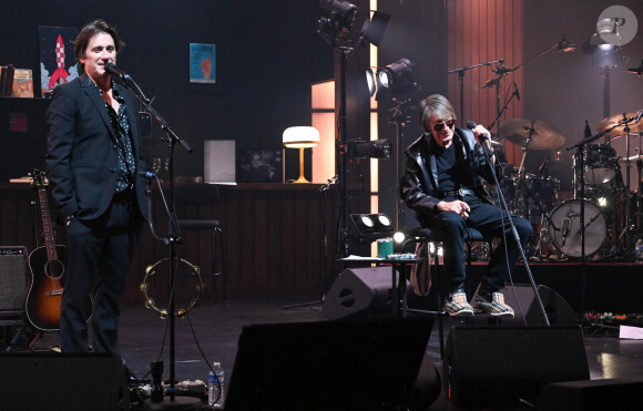 Jacques Dutronc et Thomas Dutronc en showcase de leur tournée "Dutronc & Dutronc" au Centre Evénementiel de Courbevoie le 11 avril 2022. Jacques et Thomas Dutronc se rejoignent sur scène pour une tournée unique ! Père et fils, monstres sacrés de la scène française, vous donnent rendez-vous pour des concerts exceptionnels sous le signe du partage et de la complicité. Deux artistes hors du commun à retrouver sur les routes de France. © Coadic Guirec/Bestimage