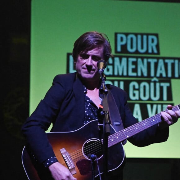 Jacques Dutronc et Thomas Dutronc en showcase de leur tournée "Dutronc & Dutronc" au Centre Evénementiel de Courbevoie le 11 avril 2022. Jacques et Thomas Dutronc se rejoignent sur scène pour une tournée unique ! Père et fils, monstres sacrés de la scène française, vous donnent rendez-vous pour des concerts exceptionnels sous le signe du partage et de la complicité. Deux artistes hors du commun à retrouver sur les routes de France. © Coadic Guirec/Bestimage