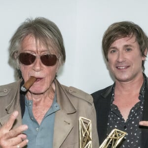 Exclusif - Jacques Dutronc (Victoire d'honneur) avec son fils Thomas Dutronc en backstage lors la 37ème cérémonie des Victoires de la musique à la Seine musicale de Boulogne-Billancourt, le 11 février 2022. © Cyril Moreau / Tiziano Da Silva / Bestimage 